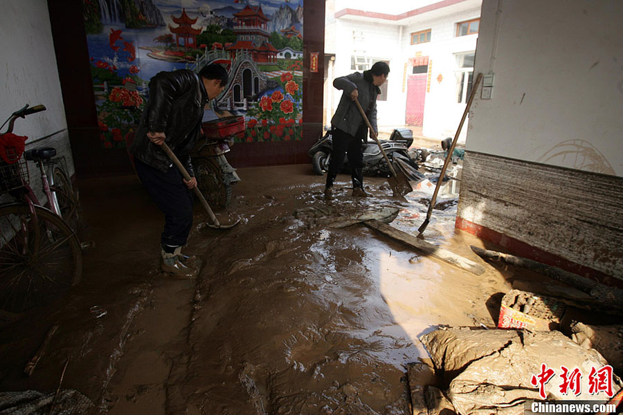 Восстановилось сообщение по железной дороге, поврежденной в результате обрушения плотины водохранилища Цюйтин в Северном Китае (19)