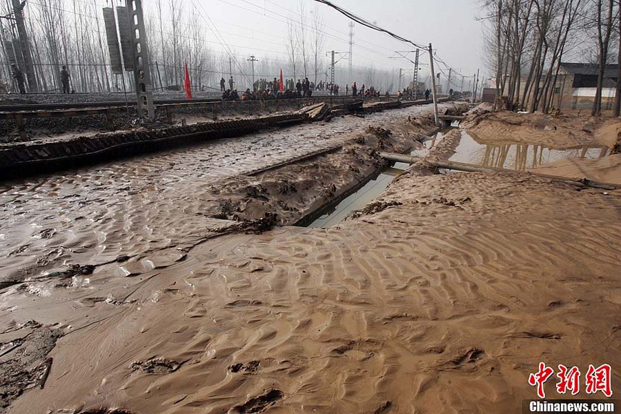 Восстановилось сообщение по железной дороге, поврежденной в результате обрушения плотины водохранилища Цюйтин в Северном Китае (6)