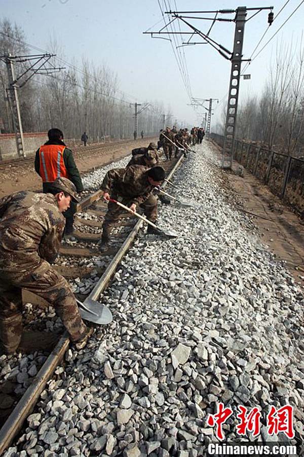 Восстановилось сообщение по железной дороге, поврежденной в результате обрушения плотины водохранилища Цюйтин в Северном Китае (3)