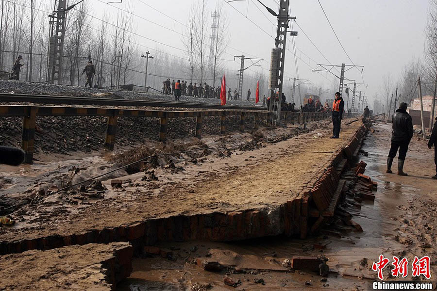 Восстановилось сообщение по железной дороге, поврежденной в результате обрушения плотины водохранилища Цюйтин в Северном Китае (2)