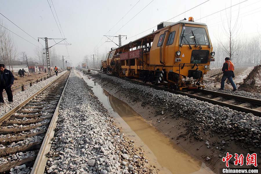 Восстановилось сообщение по железной дороге, поврежденной в результате обрушения плотины водохранилища Цюйтин в Северном Китае