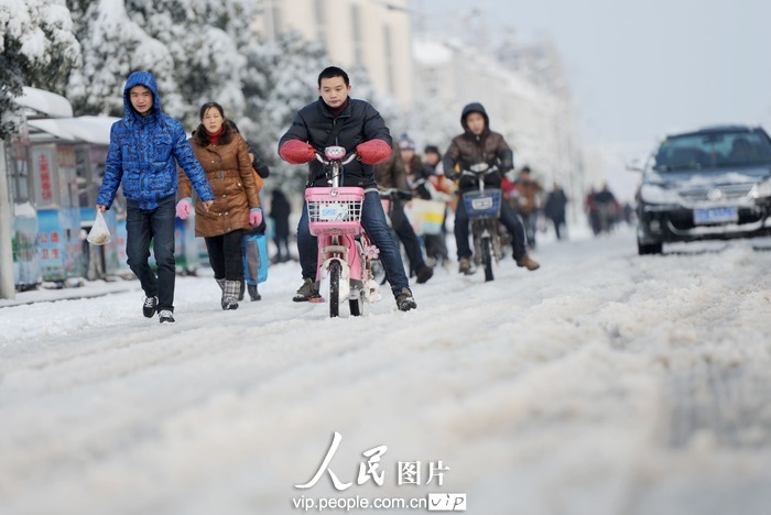 На многие районы Цзянсу обрушился снегопад  (16)
