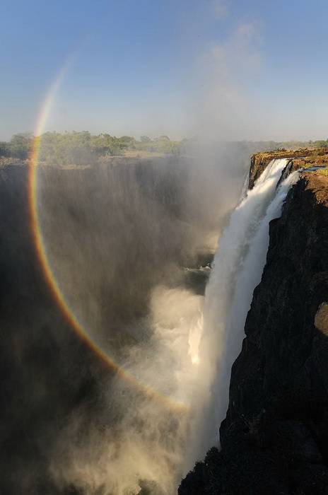 Пейзажные фотографии: радуга над водопадом Виктория (8)