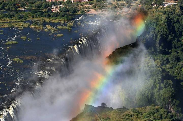 Пейзажные фотографии: радуга над водопадом Виктория (10)