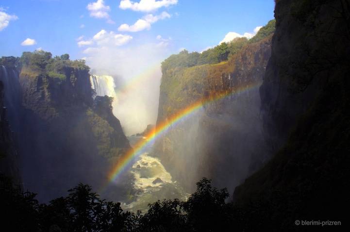 Пейзажные фотографии: радуга над водопадом Виктория (9)