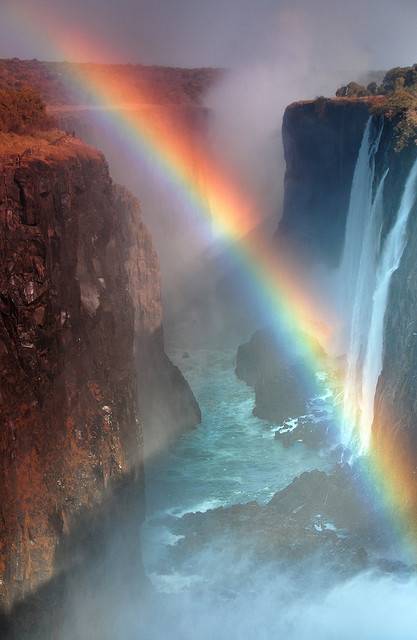 Пейзажные фотографии: радуга над водопадом Виктория (6)