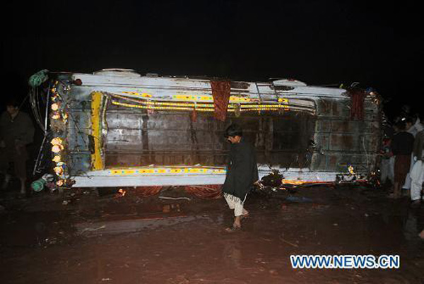 В результате падения автобуса в реку на северо-западе Пакистана погибли уже 19 пассажиров (2)
