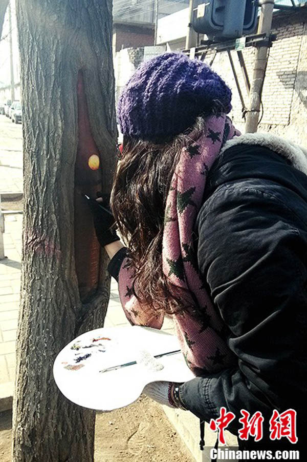 Студентка в городе Шицзячжуан в провинции Хэбэй рисовала на коре дерева (4)