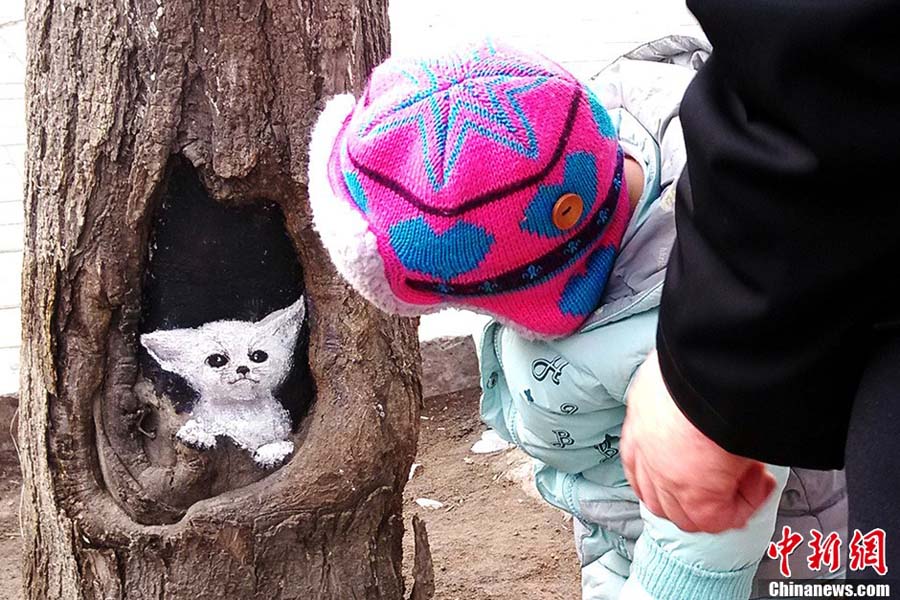 Студентка в городе Шицзячжуан в провинции Хэбэй рисовала на коре дерева (3)
