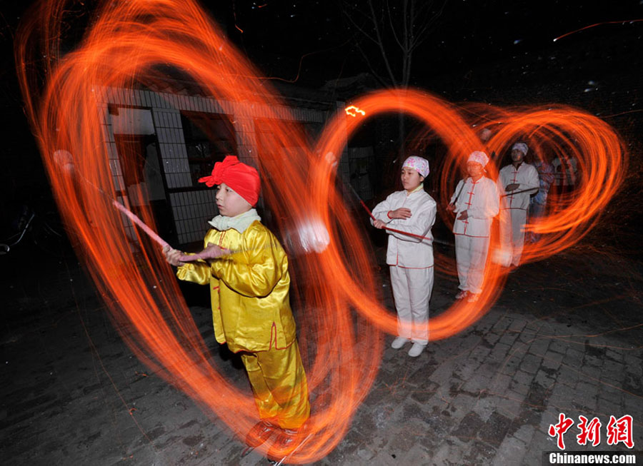 Феерическое зрелище: в провинции Шаньси отметили Праздник фонарей (4)
