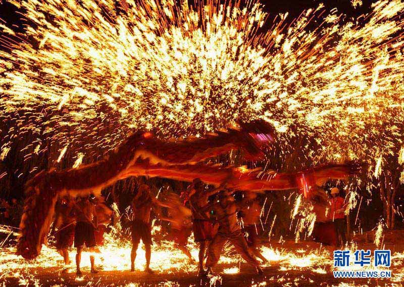 24 февраля во многих селах и деревнях провинции Сычуань прошли праздничные мероприятия «Танец огненного дракона», посвященные Празднику Фонарей, которые отмечаются на уже на протяжении сотен лет.