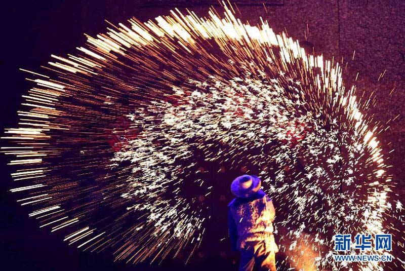 24 февраля во многих селах и деревнях около города Дачжоу провинции Сычуань прошли праздничные мероприятия «Танец огненного дракона», посвященные Празднику Фонарей, которые отмечаются на уже на протяжении сотен лет.