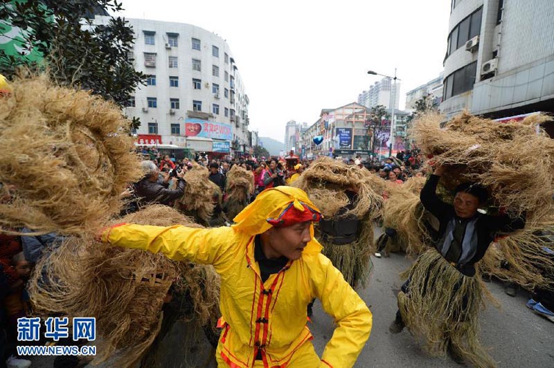 На улице города Чжанцзяцзе провинции Хунань пешая группа выступила с представлением.