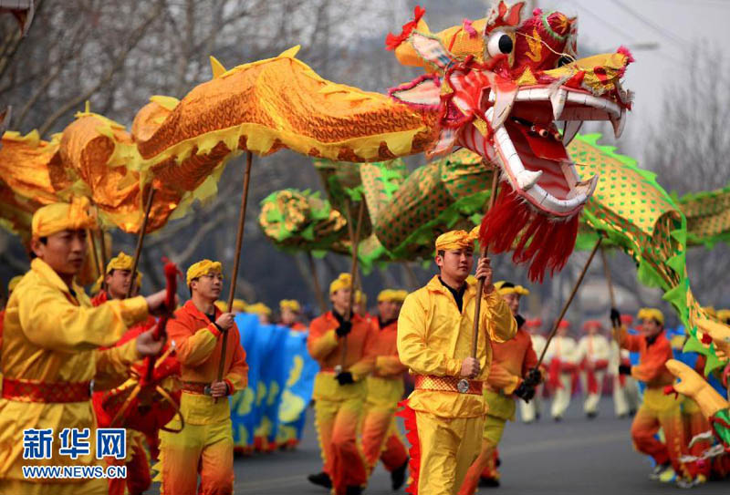 В городе Цзимо провинции Шаньдун состоялся торжественный парад по случаю Праздника фонарей.