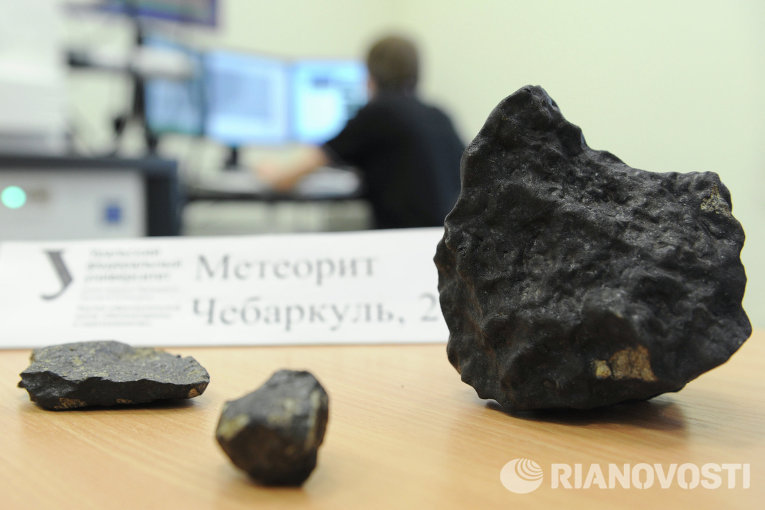 По их данным, в окрестностях Челябинска может находиться до 600 килограммов обломков метеорита, который упал в этом регионе 15 февраля.