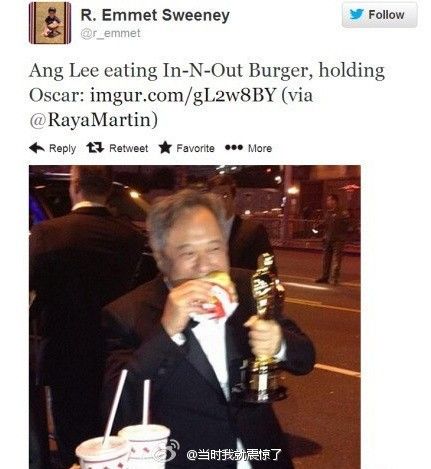 Счастливый режиссер Энг Ли ест гамбургер на улице с  "Оскаром" в руке