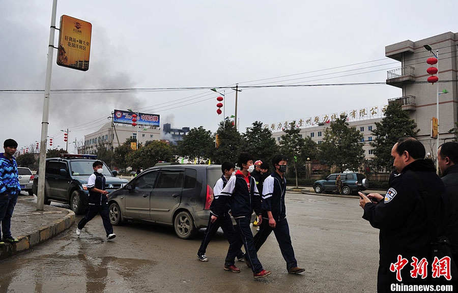 Почти 30 тысяч человек было эвакуировано из-за пожара на химическом заводе города Гуэйян (8)