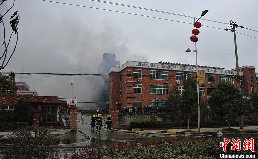 Почти 30 тысяч человек было эвакуировано из-за пожара на химическом заводе города Гуэйян (5)