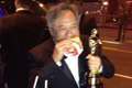 Энг Ли ест гамбургер с "Оскаром" в руке