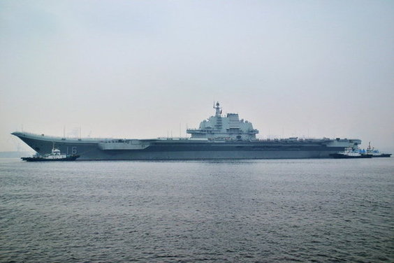 Авианосец «Ляонин» впервые прибывает в новый военный порт Циндао (3)