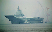 Авианосец причалил в военный порт Циндао