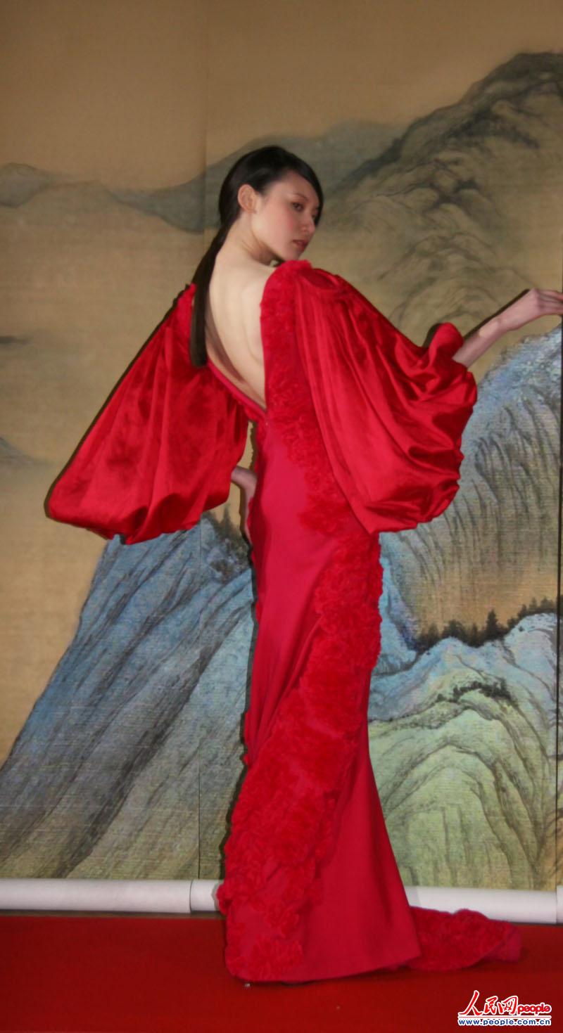 Модная одежда в китайском стиле демонстрируется в Париже (12)