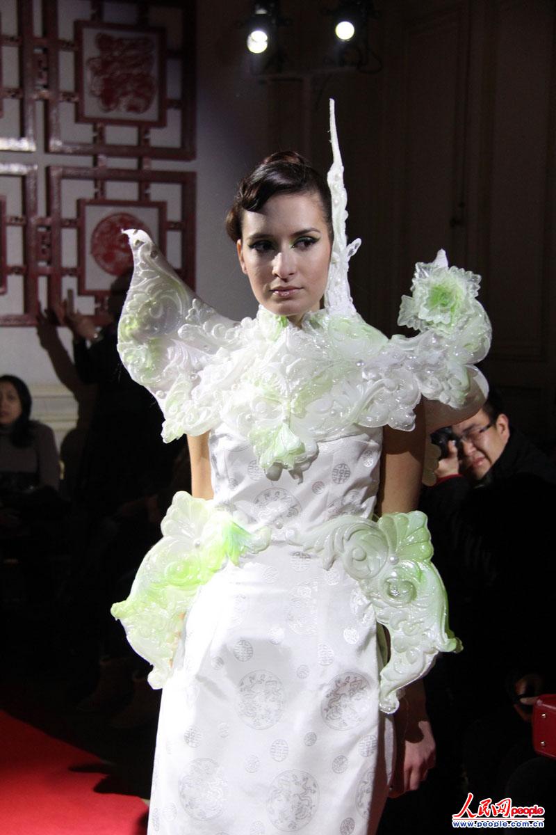Модная одежда в китайском стиле демонстрируется в Париже (4)