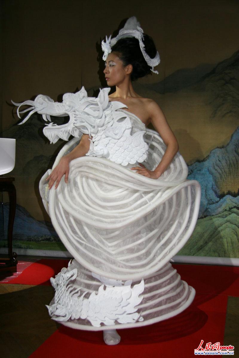 Модная одежда в китайском стиле демонстрируется в Париже (10)
