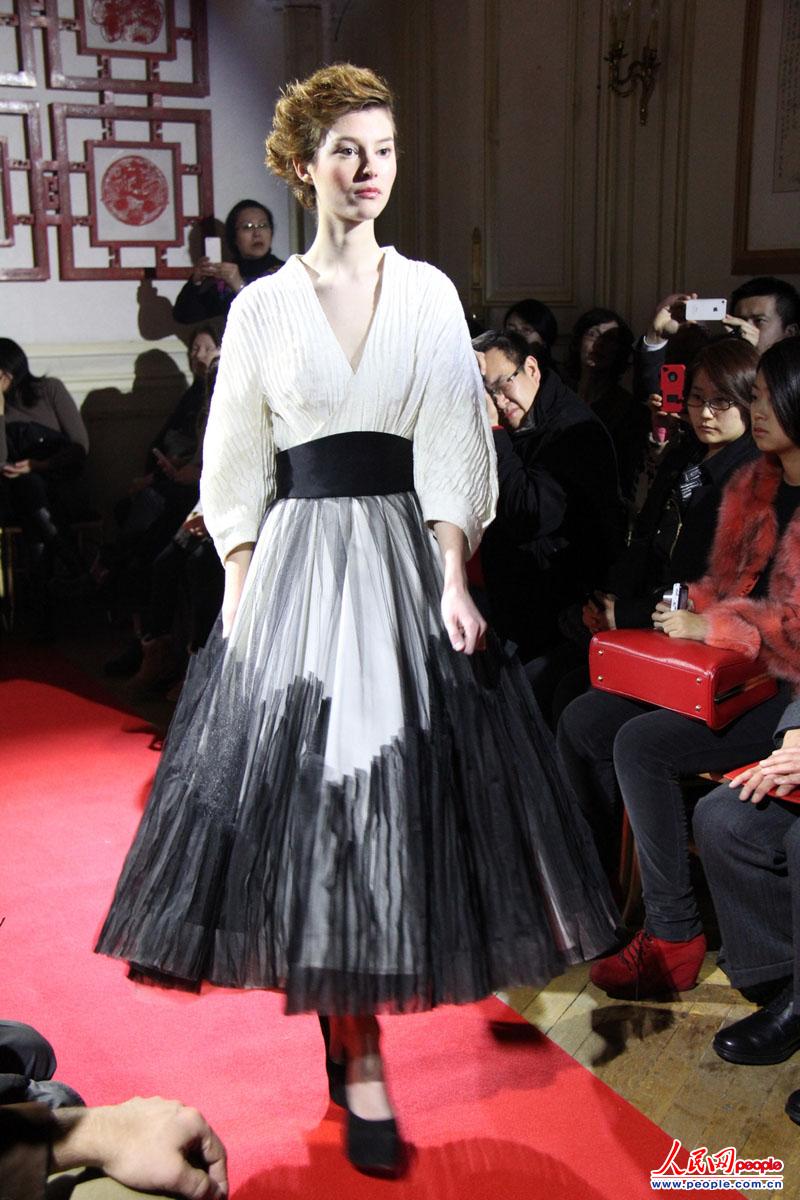 Модная одежда в китайском стиле демонстрируется в Париже (14)