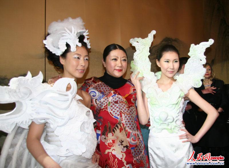 Модная одежда в китайском стиле демонстрируется в Париже (16)