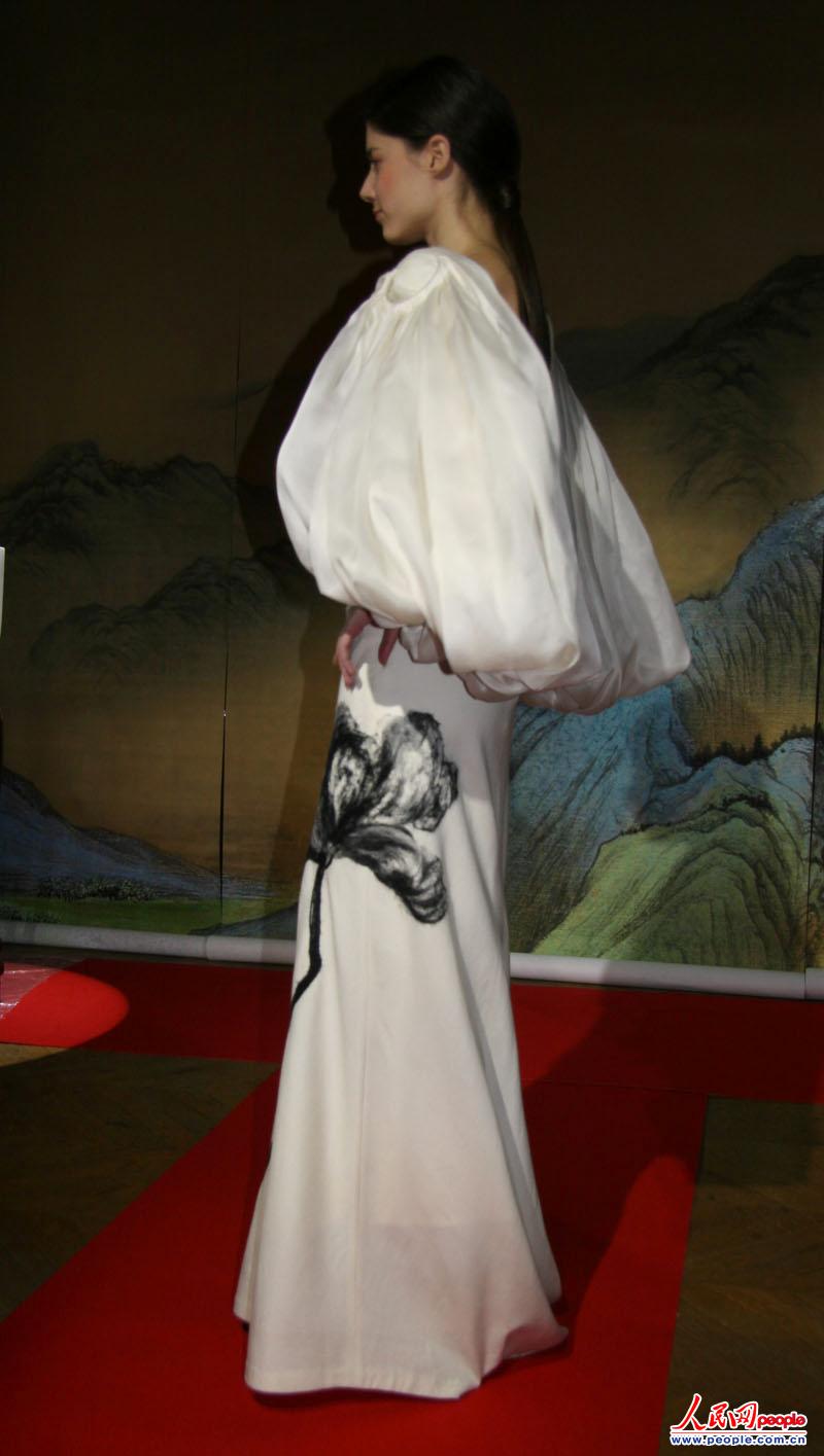 Модная одежда в китайском стиле демонстрируется в Париже (13)