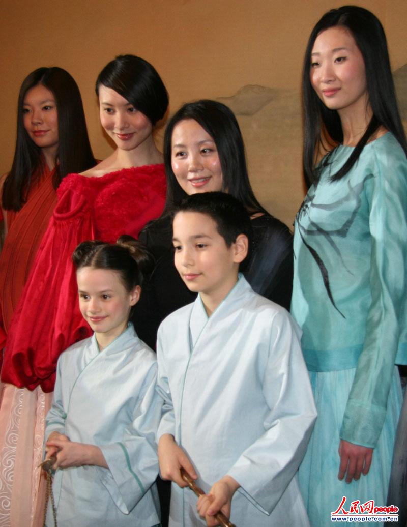 Модная одежда в китайском стиле демонстрируется в Париже (17)