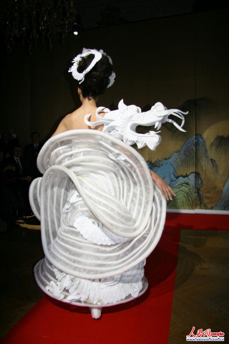 Модная одежда в китайском стиле демонстрируется в Париже (11)