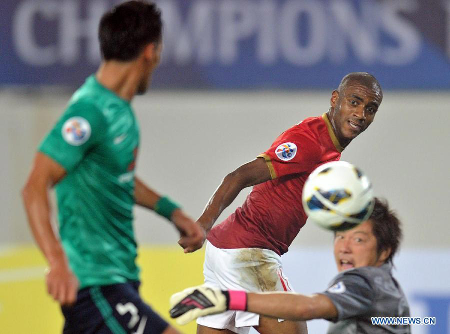 Футболисты "Гуанчжоу Хэнда" одолели японскую "Урава Ред Даймондс" в матче Лиги чемпионов Азиатской конфедерации футбола (5)