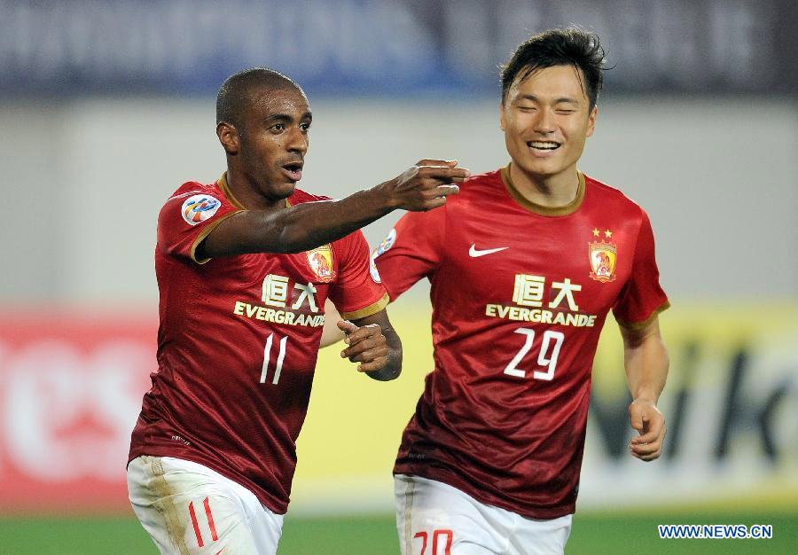 Футболисты "Гуанчжоу Хэнда" одолели японскую "Урава Ред Даймондс" в матче Лиги чемпионов Азиатской конфедерации футбола (7)