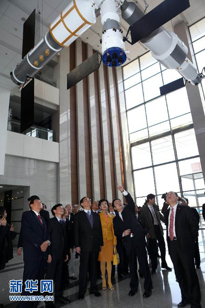 Почетный председатель партии Гоминьдан Лянь Чжань в Пекине посетил "космический городок" и провел встречу с членами экипажа космического корабля "Шэньчжоу-9" (4)
