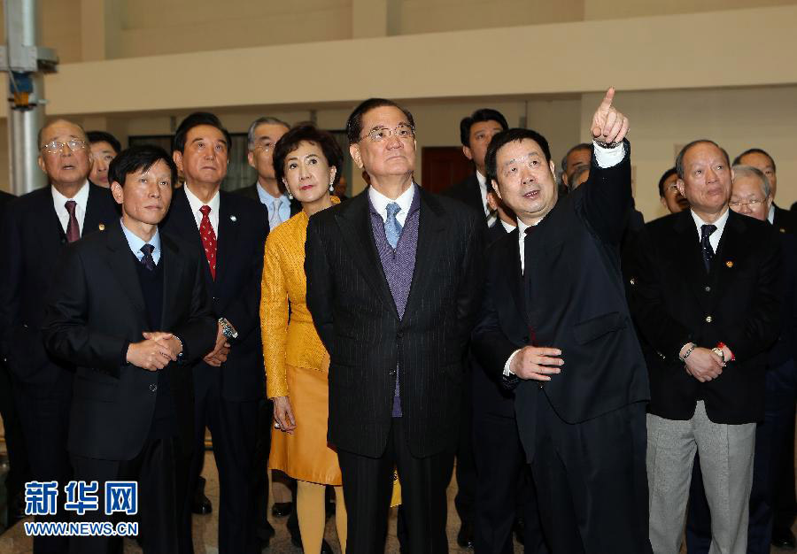 Почетный председатель партии Гоминьдан Лянь Чжань в Пекине посетил "космический городок" и провел встречу с членами экипажа космического корабля "Шэньчжоу-9" (5)