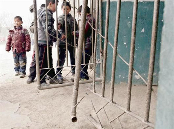 Давка, приведшая к гибели 4 школьников в Центральном Китае, возникла по вине учителей, не успевших своевременно открыть дверь общежития (2)