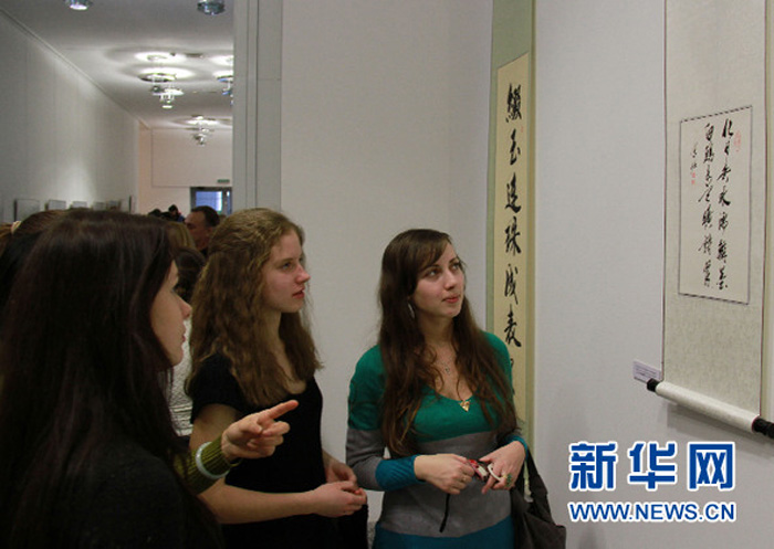 Белорусские красавицы на выставке китайской каллиграфии (4)