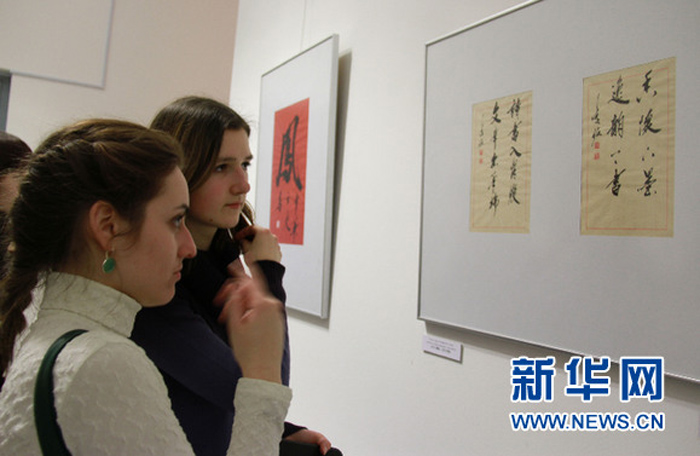 Белорусские красавицы на выставке китайской каллиграфии (6)