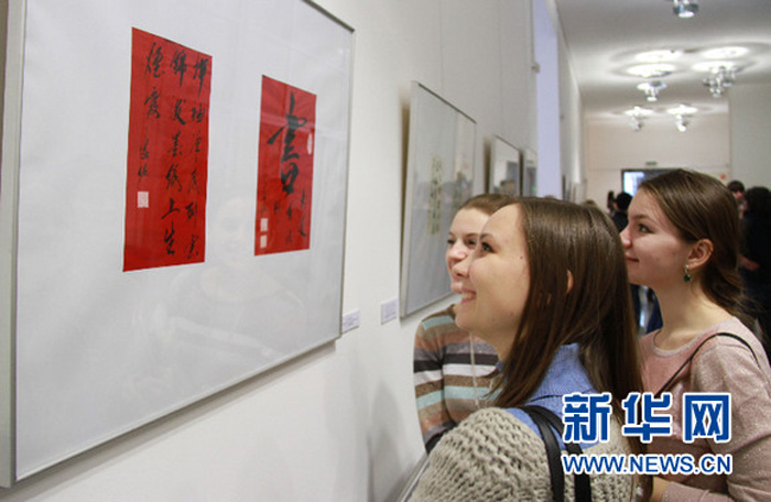 Белорусские красавицы на выставке китайской каллиграфии (5)
