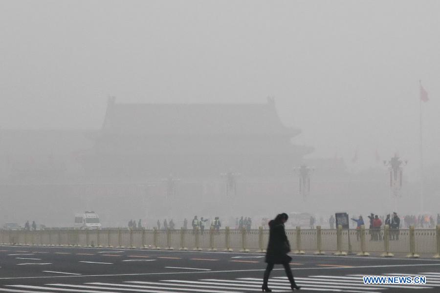 Китайская столица Пекин в очередной раз погрузилась в сильный туман, дует ветер силой до 8 баллов, уровень загрязнения достиг небывалой отметки -- шести баллов (11)