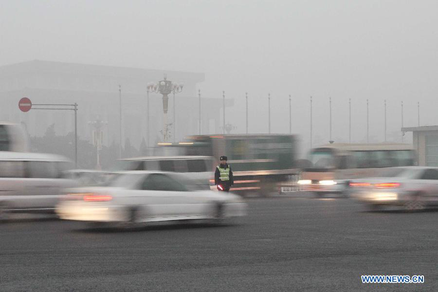 Китайская столица Пекин в очередной раз погрузилась в сильный туман, дует ветер силой до 8 баллов, уровень загрязнения достиг небывалой отметки -- шести баллов (10)