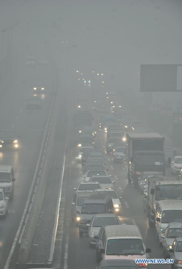 Китайская столица Пекин в очередной раз погрузилась в сильный туман, дует ветер силой до 8 баллов, уровень загрязнения достиг небывалой отметки -- шести баллов (4)