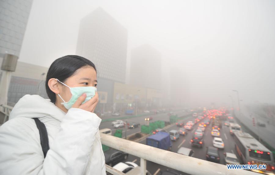 Китайская столица Пекин в очередной раз погрузилась в сильный туман, дует ветер силой до 8 баллов, уровень загрязнения достиг небывалой отметки -- шести баллов (6)