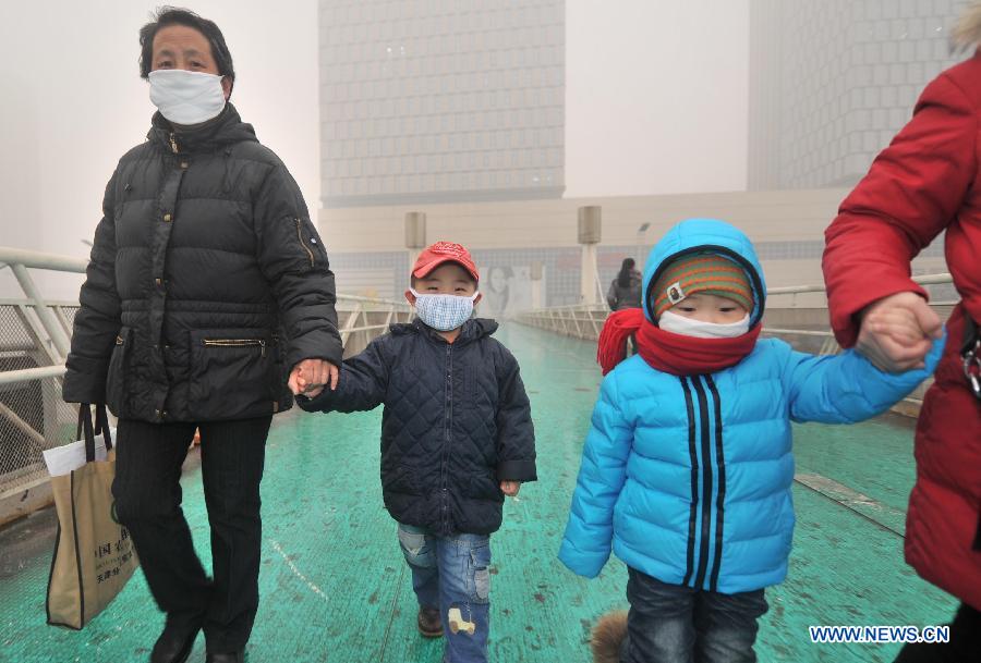 Китайская столица Пекин в очередной раз погрузилась в сильный туман, дует ветер силой до 8 баллов, уровень загрязнения достиг небывалой отметки -- шести баллов (5)