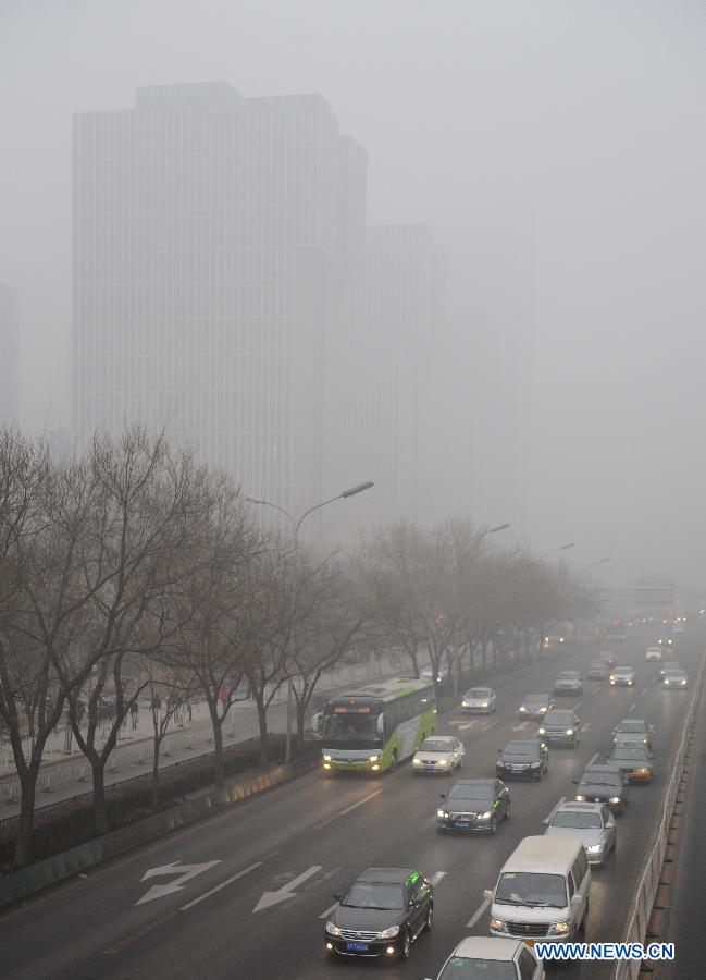 Китайская столица Пекин в очередной раз погрузилась в сильный туман, дует ветер силой до 8 баллов, уровень загрязнения достиг небывалой отметки -- шести баллов (8)
