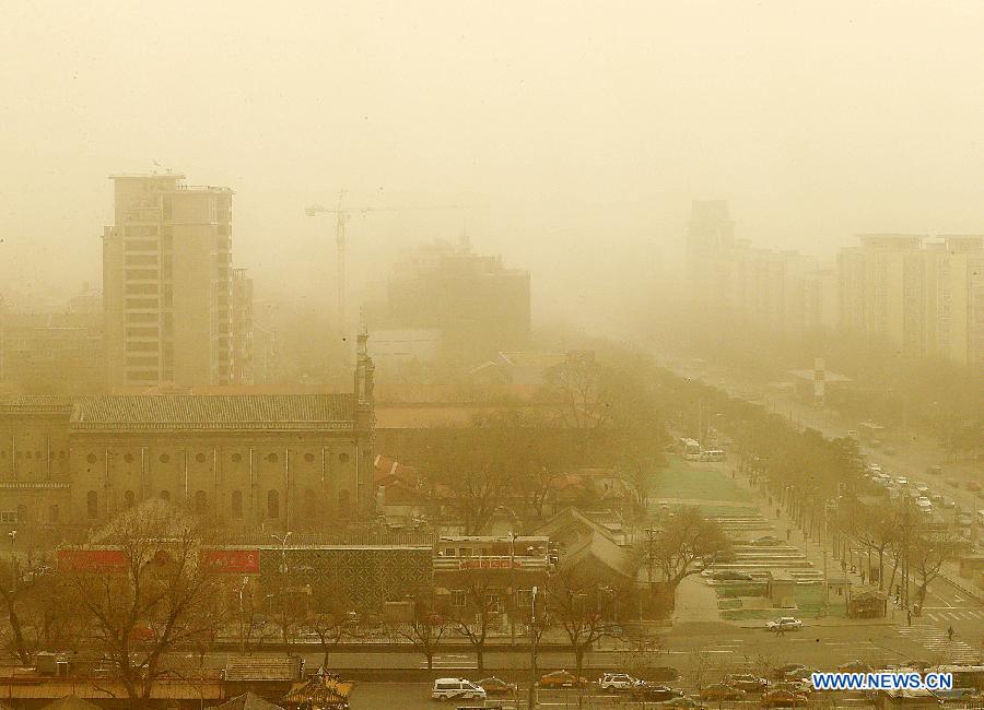 Китайская столица Пекин в очередной раз погрузилась в сильный туман, дует ветер силой до 8 баллов, уровень загрязнения достиг небывалой отметки -- шести баллов