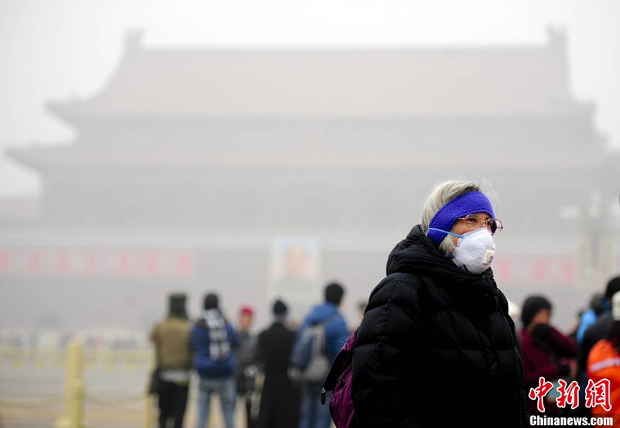 На Пекин обрушился сильный ветер с песком и пылью