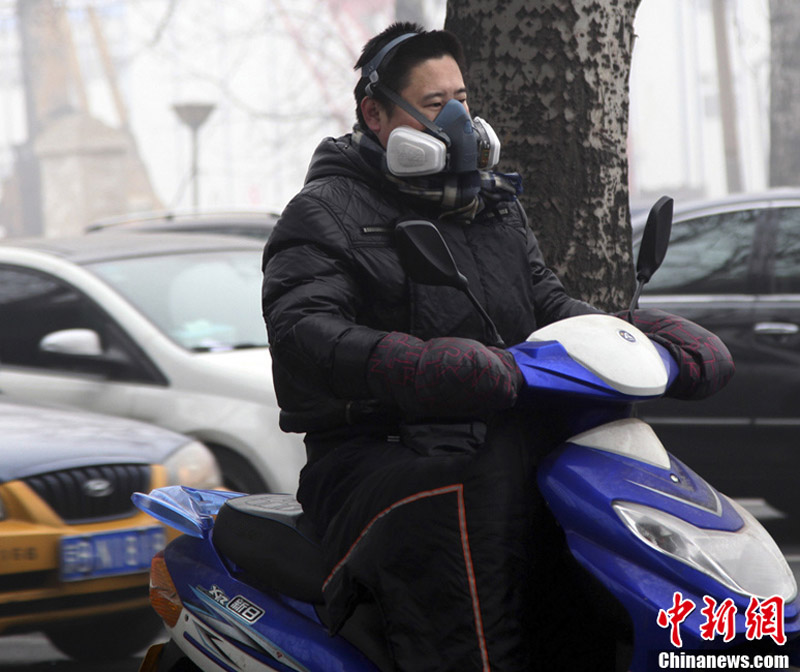 На Пекин обрушился сильный ветер с песком и пылью (5)